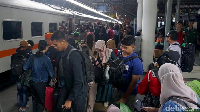 Pemudik mulai padati stasiun surabaya gubeng