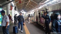 Sebanyak 17 ribu pelanggan menggunakan moda kereta api berangkat melalui Stasiun Surabaya Gubeng pada Senin (24/3).