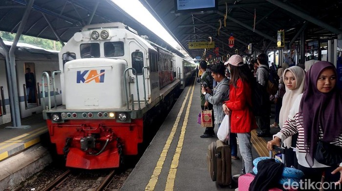 Pemudik mulai padati stasiun surabaya gubeng