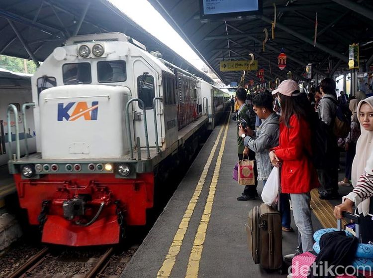 Pemudik Mulai Padati Stasiun Surabaya Gubeng