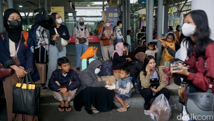 Pemudik mulai padati stasiun surabaya gubeng