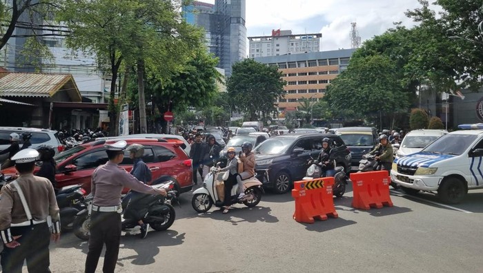 Pengalihan arus lalu lintas saat demo di Surabaya