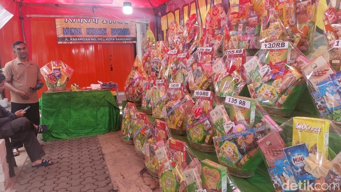 Penjual parsel di Kota Bandung.