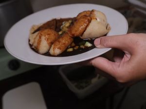 Mantan Manajer Ini Jual Pempek, Ludes 200 Buah Sehari