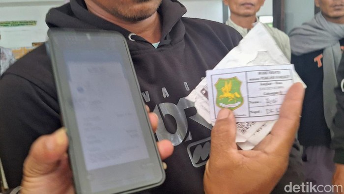 Penumpang di Pelabuhan Jangkar menunjukkan tiket mudik gratis yang dibeli