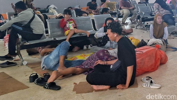 Penumpang di Pelabuhan Jangkar Situbondo