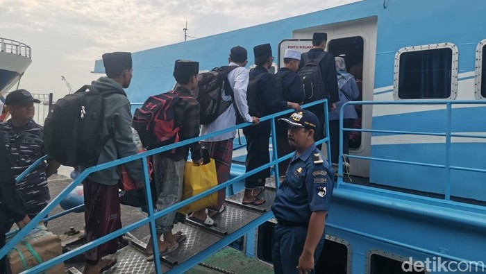 penumpang kapal cepat bawean