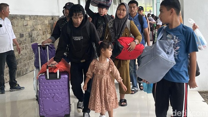 Penumpang KM Kelud tiba di Pelabuhan Belawan hari ini