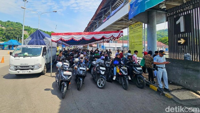 Penumpang mulai memadati Pelabuhan Padangbai, Karangasem, Bali, jelang Lebaran, Senin (24/3/2025). (I Wayan Selamat Juniasa)