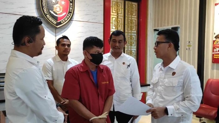 Dirreskrimum Polda Sumut Kombes Sumaryono saat menginterogasi pelaku, Senin (24/3/2025).