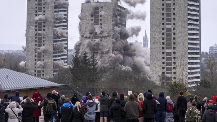 Perobohan 3 Apartemen di Skolatlandia Jadi Tontonan Warga The Wyndford towers are demolished in Maryhill, Glasgow, Scotland, to make way for 386 affordable homes which will be part of a Β£100m regeneration plan for North Glasgow, Sunday March 23, 2025. (Jane Barlow/PA via AP)