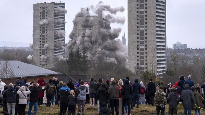Perobohan 3 Apartemen di Skolatlandia Jadi Tontonan Warga The Wyndford towers are demolished in Maryhill, Glasgow, Scotland, to make way for 386 affordable homes which will be part of a Β£100m regeneration plan for North Glasgow, Sunday March 23, 2025. (Jane Barlow/PA via AP)
