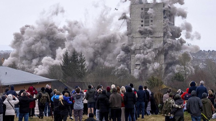 Perobohan 3 Apartemen di Skolatlandia Jadi Tontonan Warga The Wyndford towers are demolished in Maryhill, Glasgow, Scotland, to make way for 386 affordable homes which will be part of a Β£100m regeneration plan for North Glasgow, Sunday March 23, 2025. (Jane Barlow/PA via AP)