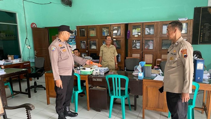 Personel Polsek Klaten Utara melakukan pengecekan TKP pencurian di kantor Desa Manjungan, Ngawen, Klaten. Foto diunggah Seni (24/3/2025).