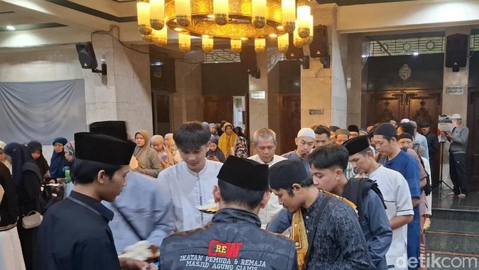 Peserta itikaf saat sedang sahur di Masjid Agung Ciamis.