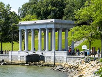 Plymouth Rock: Bukan Monumen Megah, Batu Berukuran Biasa Kunci Sejarah AS