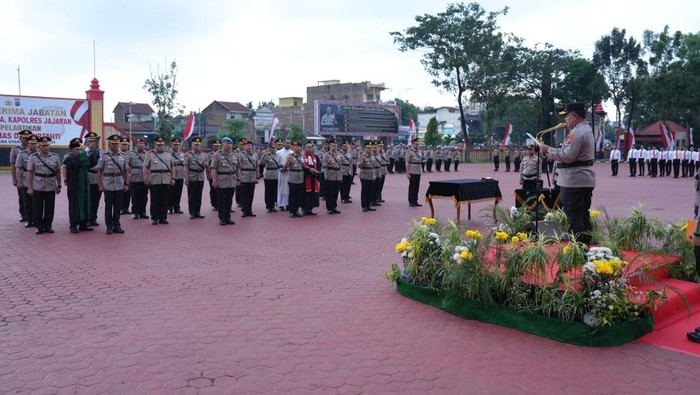 Kapolda Sumut Irjen Whisnu saat memimpin sertijab PJU dan sejumlah kapolres di Sumut.