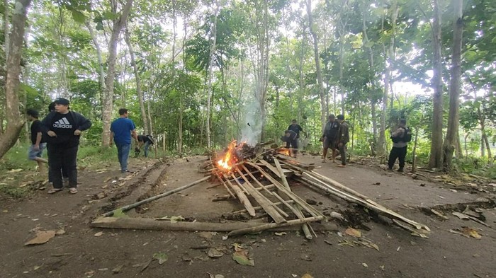Polisi membakar arena judi sabung ayam di Polman.