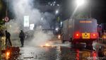 Polisi Pukul Mundur Massa Tolak UU TNI di Surabaya