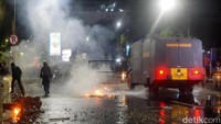 Polisi terus mendorong massa aksi hingga ke Jalan Pemuda.