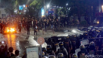 Polisi Pukul Mundur Massa Tolak UU TNI di Surabaya