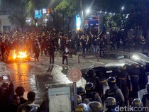 Polisi Pukul Mundur Massa Tolak UU TNI di Surabaya