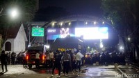 Bahkan water cannon tampak turut maju menuju massa yang berada di depan Alun-Alun Surabaya.