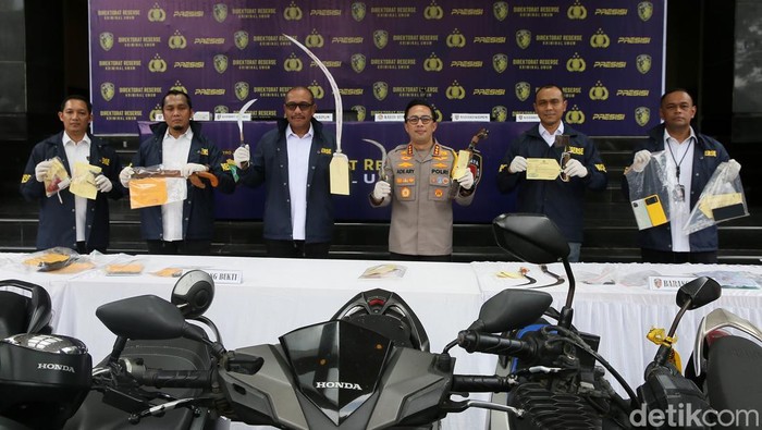 Polda Metro Jaya menggelar Operasi Penyakit Masyarakat (Pekat) Jaya 2025. Hasilnya, ada 382 kasus yang berhasil diungkap dengan 448 tersangka.
