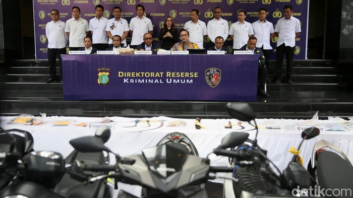 Polisi Tangkap 448 Tersangka Hasil Operasi Pekat Jaya Polda Metro Jaya menggelar Operasi Penyakit Masyarakat (Pekat) Jaya 2025. Hasilnya, ada 382 kasus yang berhasil diungkap dengan 448 tersangka.