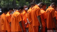 Para tersangka dihadirkan dalam jumpa pers tersebut.  