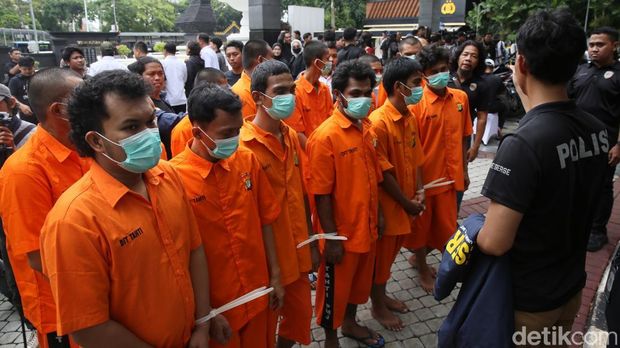 Polda Metro Jaya menggelar Operasi Penyakit Masyarakat (Pekat) Jaya 2025. Hasilnya, ada 382 kasus yang berhasil diungkap dengan 448 tersangka.