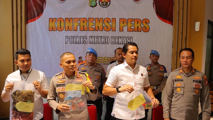 Polres Metro Bekasi membekuk ASN gadungan yang viral meminta THR kepada pedagang di Pasar Induk Cibitung.