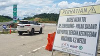 Pengendara mobil memasuki ruas jalan tol IKN seksi 3A Karang Joang-KKT Kariangau di Balikpapan, Kalimantan Timur, Senin (24/3/2025).