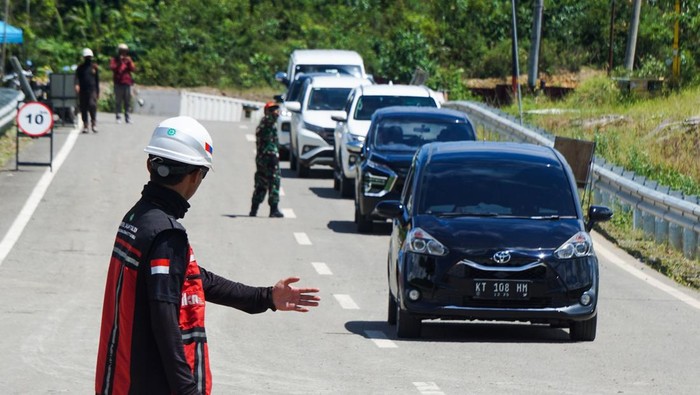 Pengendara mobil memasuki ruas jalan tol IKN seksi 3A Karang Joang-KKT Kariangau di Balikpapan, Kalimantan Timur, Senin (24/3/2025).  Ruas tol IKN yang meliputi seksi 3A, 3B, 5A, dan Jembatan Pulau Balang dibuka secara fungsional hingga 7 April mulai pukul 06.00-18.00 WITA dengan tarif gratis untuk kendaraan golongan satu seperti sedan, jip, dan minibus. ANTARA FOTO/Aditya Nugroho/mrh/nz