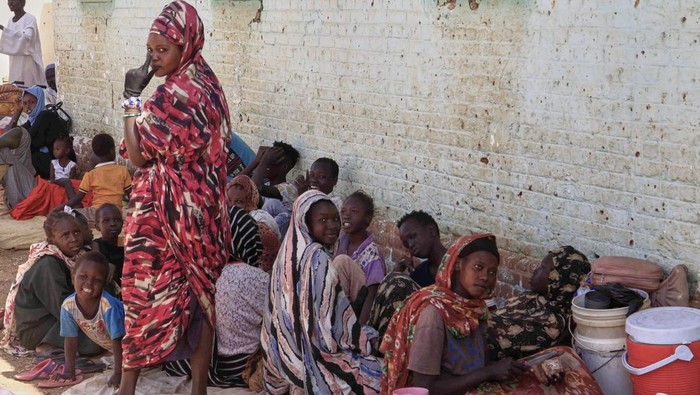 Potret Pilu Keluarga Pengungsi Sudan Berlindung di Gedung Sekolah Skala penderitaan di Sudan sangat mengejutkan. Para keluarga pengungsi Sudan dievakuasi ke sebuah gedung Sekolah.