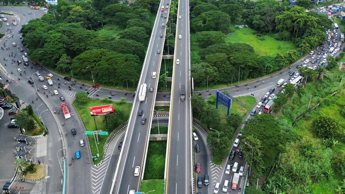 Foto udara kendaraan melaju di kawasan Bunderan Waru Perbatasan Surabaya-Sidoarjo, Jawa Timur, Senin (24/3/2025). Menurut data Dinas Perhubungan Provinsi Jawa Timur ada sekitar 18 titik rawan kemacetan mudik Lebaran sepanjang jalur arteri wilayah Jatim. ANTARA FOTO/Umarul Faruq/nz