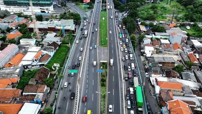 Foto udara kendaraan melaju di kawasan Bunderan Waru Perbatasan Surabaya-Sidoarjo, Jawa Timur, Senin (24/3/2025). Menurut data Dinas Perhubungan Provinsi Jawa Timur ada sekitar 18 titik rawan kemacetan mudik Lebaran sepanjang jalur arteri wilayah Jatim. ANTARA FOTO/Umarul Faruq/nz