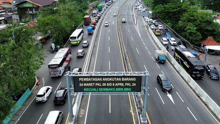 Potret Titik Rawan Kemacetan di Jawa Timur Foto udara kendaraan melaju di kawasan Bunderan Waru Perbatasan Surabaya-Sidoarjo, Jawa Timur, Senin (24/3/2025). Menurut data Dinas Perhubungan Provinsi Jawa Timur ada sekitar 18 titik rawan kemacetan mudik Lebaran sepanjang jalur arteri wilayah Jatim. ANTARA FOTO/Umarul Faruq/nz