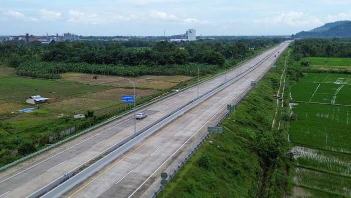 Foto udara kendaraan melintas di jalan tol Padang - Sicincin di Padang Pariaman, Sumatera Barat, Senin (24/3/2025). Ruas tol Padang - Pekanbaru seksi Padang - Sicincin sepanjang 35,90 kilometer itu dibuka secara fungsional mulai 24 Maret hingga 10 April pukul 08.00-17.00 WIB dengan tarif gratis.  ANTARA FOTO/Iggoy el Fitra/nz