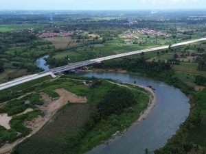 Tol Padang-Sicincin Serap Tenaga Kerja Lokal Jadi Petugas Transaksi-Derek