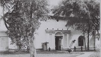 Prajurit KNIL dan anak-anak di depan gerbang Benteng Kuto Besak Palembang pada masa Hindia Belanda. Foto dibuat pada 1950. (Collectie Wereldmuseum (v/h Tropenmuseum), part of the National Museum of World Cultures via Wikipedia)