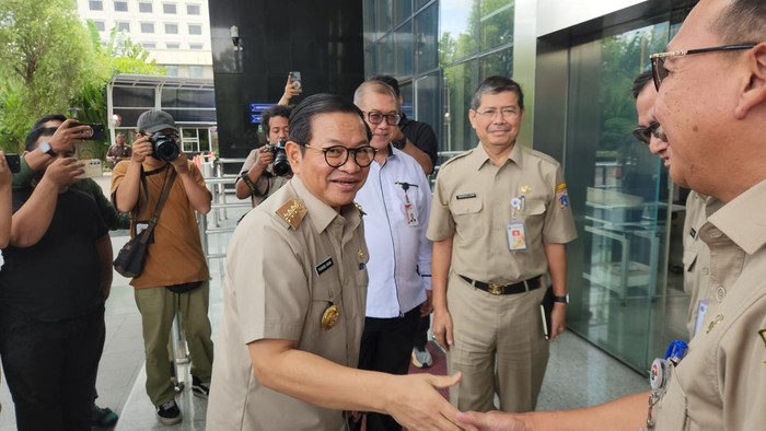 Gubernur Jakarta Pramono Anung mengunjungi gedung Komisi Pemberantasan Korupsi (KPK), Kuningan, Jakarta Selatan, Senin (24/3/2025),