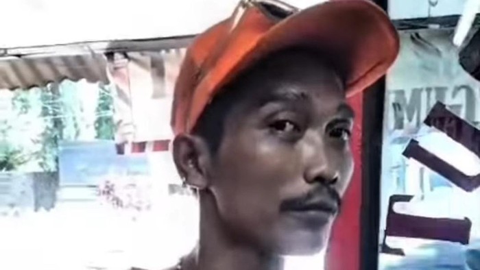 Pria inisial T mengaku anggota ormas meminta THR ke tukang cukur di Jaksel. (Tangkapan layar media sosial)