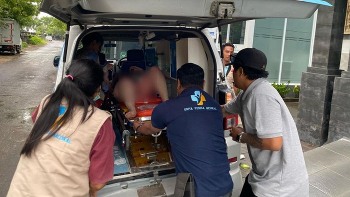 Proses evakuasi korban kapal terbalik di Nusa Penida.
