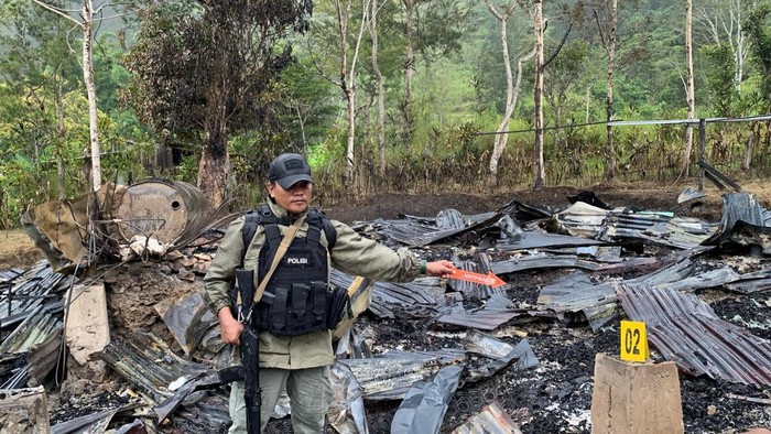 Proses olah TKP penyerangan KKB terhadap guru dan nakes di Yahukimo.