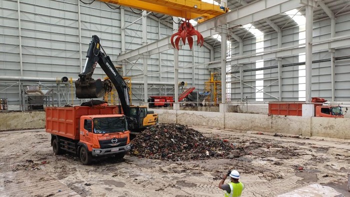 Proses pembersihan bunker Refuse Derived Fuel (RDF) Rorotan (Dok DLH Jakarta)