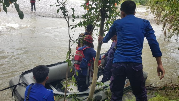 Proses pencarian lansia yang hilang diperkirakan terbawa arus sungai di Luwu Timur.