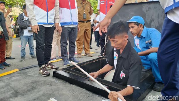 Proses pengujian BBM di SPBU Pertamina Airport Hub Kulon Progo, Kapanewon Temon, Senin (24/3/2025).