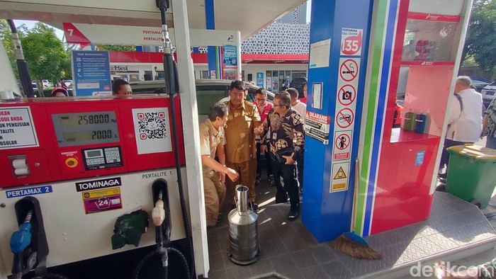 Proses pengujian BBM di SPBU Pertamina Airport Hub Kulon Progo, Kapanewon Temon, Senin (24/3/2025).