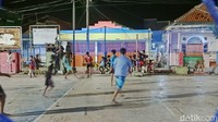Saat malam tiba, lapangan di depan dermaga menjadi tujuan anak-anak remaja. Mereka bermain bola sampai petasan di sana. (bonauli/detikcom)